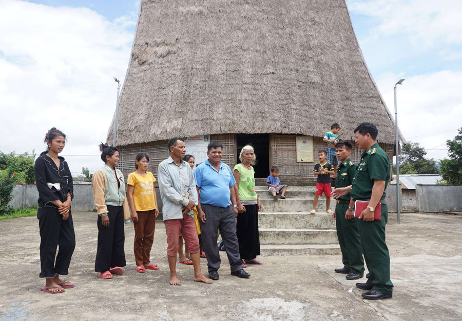  Tuyên truyền người dân thực hiện tốt chủ trương của Đảng, chính sách pháp luật của Nhà nước. Ảnh: TT