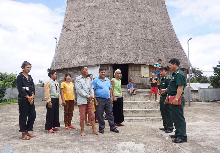  Tuyên truyền người dân thực hiện tốt chủ trương của Đảng, chính sách pháp luật của Nhà nước. Ảnh: TT