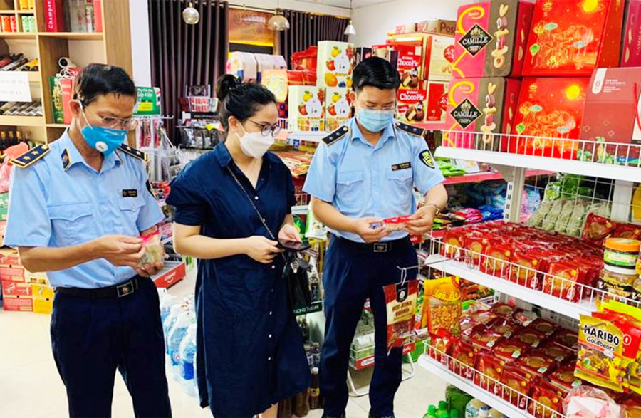 Lực lượng Quản lý Thị trường kiểm tra nguồn gốc, xuất xứ của hàng hóa. Ảnh: Nguyễn Trường Giang Ảnh: Nguyễn Trường Giang