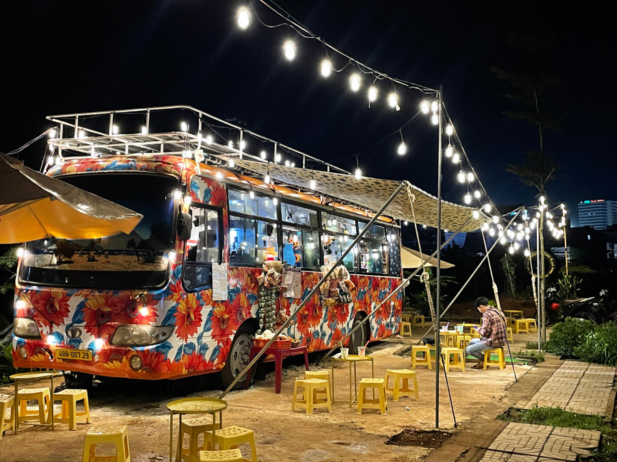 Một quán kinh doanh thức uống ở khu vực bờ kè suối Hội Phú, mang đến sự đa dạng của kinh tế đêm tại TP. Pleiku. Ảnh: Phương Duyên