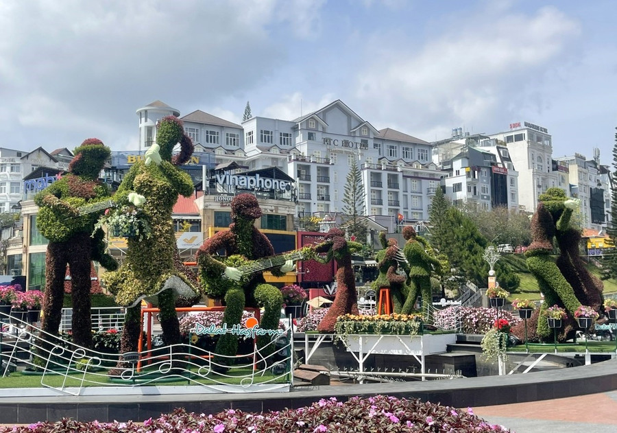 Đường phố Đà Lạt đã được trang hoàng đẹp đẽ, sẵn sàng phục vụ du khách bốn phương đến thăm quan, giải trí. Ảnh: Văn Khiêm