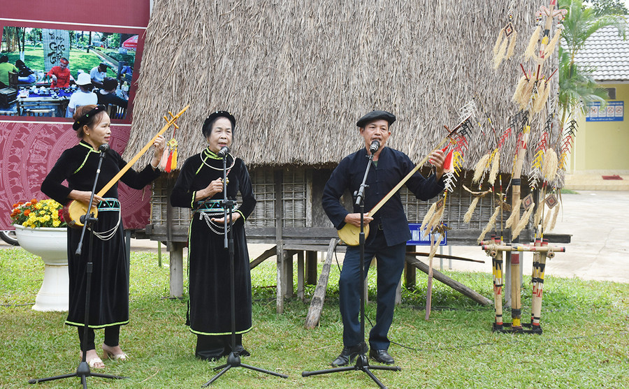 Thành viên Câu lạc bộ “Đàn tính-Hát then Bằng Lăng” biểu diễn tại Ngày hội Di sản văn hóa năm 2022. Ảnh: Trần Dung  Thành viên Câu lạc bộ “Đàn tính-Hát then Bằng Lăng” biểu diễn tại Ngày hội Di sản văn hóa năm 2022. Ảnh: Trần Dung