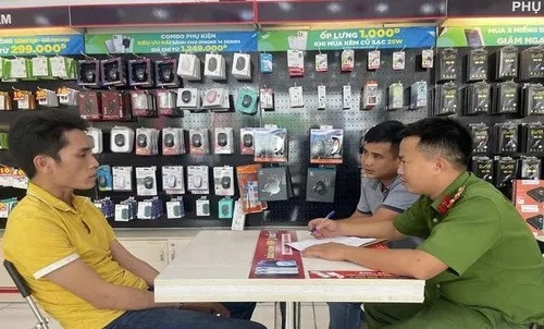 Lê Phan Anh Thuận (trái) làm việc với công an Lê Phan Anh Thuận (trái) làm việc với công an