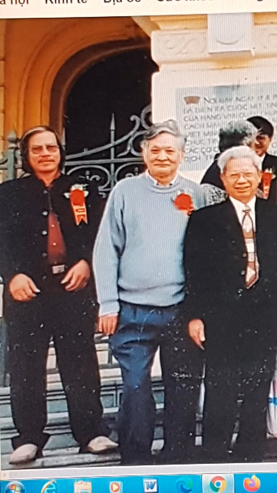 Nhà báo Mạc Lân (giữa) dịp kỷ niệm 50 năm thành lập báo Tiền Phong.