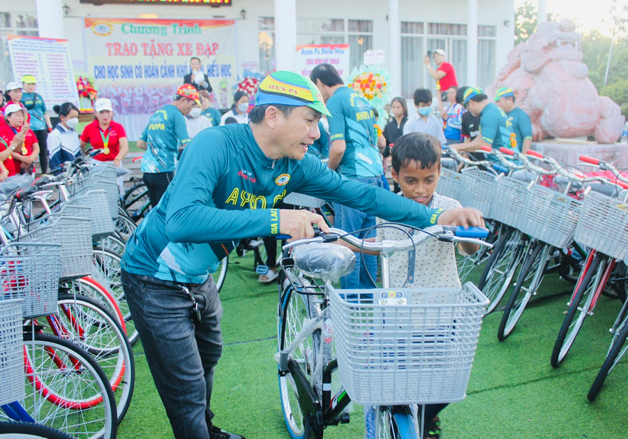 Ban tổ chức trao tặng xe đạp cho các em học sinh nghèo hiếu học trên địa bàn thị xã Ayun Pa. Ảnh: Vũ Chi Ban tổ chức trao tặng xe đạp cho các em học sinh nghèo hiếu học trên địa bàn thị xã Ayun Pa. Ảnh: Vũ Chi
