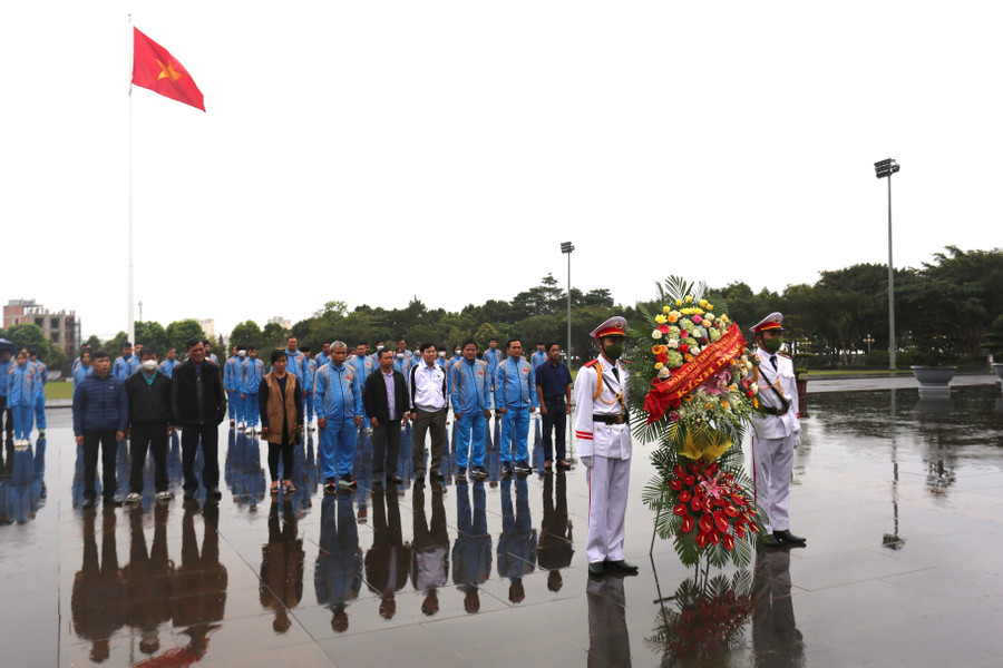 Đoàn thể thao Gia Lai dâng hoa trước Tượng đài Bác Hồ với các dân tộc Tây Nguyên. Ảnh: Văn Ngọc Đoàn thể thao Gia Lai dâng hoa trước tượng đài Bác Hồ Ảnh: Văn Ngọc