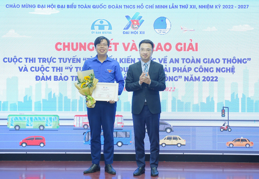 Anh Nguyễn Tường Lâm, Bí thư T.Ư Đoàn trao giải nhất cho thí sinh tham gia cuộc thi Thanh niên với văn hóa giao thông. Ảnh: Xuân Tùng Anh Nguyễn Tường Lâm, Bí thư T.Ư Đoàn trao giải nhất cho thí sinh tham gia cuộc thi Thanh niên với văn hóa giao thông. Ảnh: Xuân Tùng