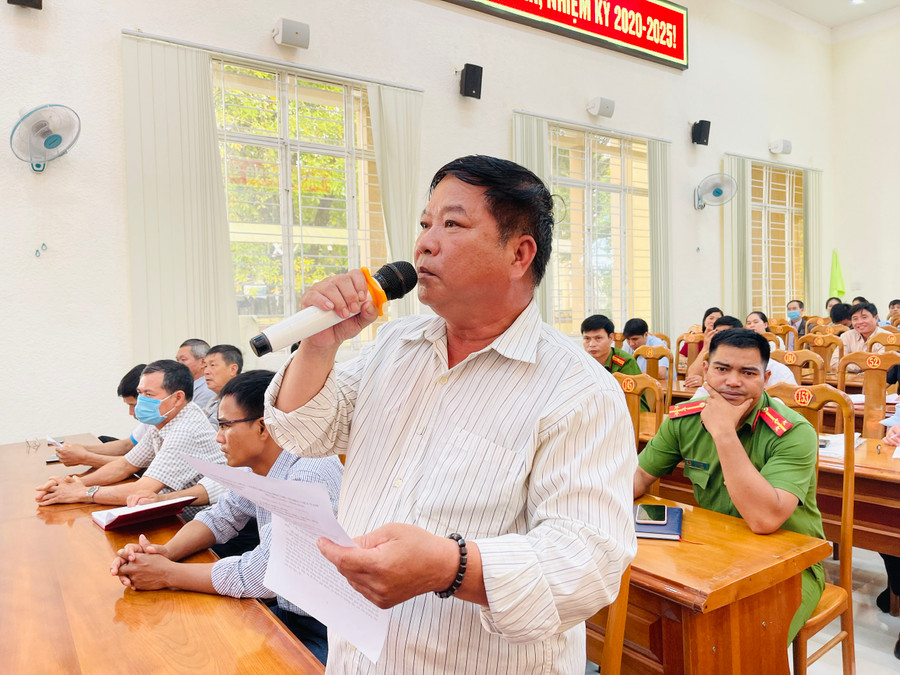 Cử tri Đinh Tuất (thị trấn Ia Kha, huyện Ia Grai) nêu kiến nghị tại buổi tiếp xúc. Ảnh: Trần Dung