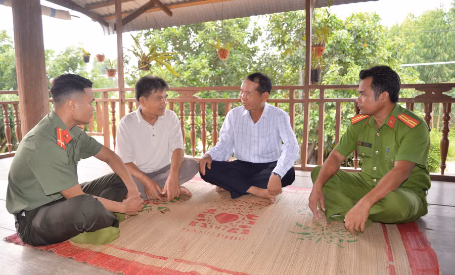 Mục sư Rmah Blinh (thứ 2 từ phải sang) và cán bộ Công an đến thăm gia đình ông Siu The (thứ 3 từ phải sang). Ảnh: Lê Ánh
