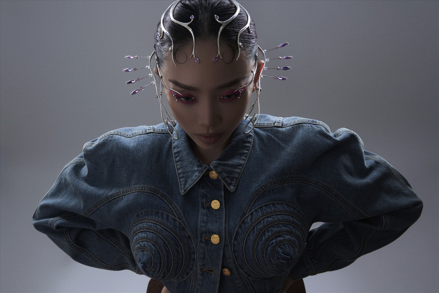 “Cong” showcase gây ấn tượng với 3 sân khấu khác nhau. Với tông màu tím chủ đạo - cũng là màu sắc đại diện cho album Cong, showcase mở ra một không gian âm nhạc vừa huyền bí, vừa vô cùng quyến rũ. “Cong” showcase gây ấn tượng với 3 sân khấu khác nhau. Với tông màu tím chủ đạo - cũng là màu sắc đại diện cho album Cong, showcase mở ra một không gian âm nhạc vừa huyền bí, vừa vô cùng quyến rũ.