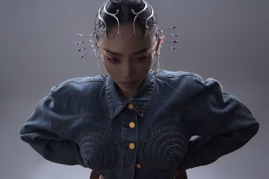 “Cong” showcase gây ấn tượng với 3 sân khấu khác nhau. Với tông màu tím chủ đạo - cũng là màu sắc đại diện cho album Cong, showcase mở ra một không gian âm nhạc vừa huyền bí, vừa vô cùng quyến rũ.