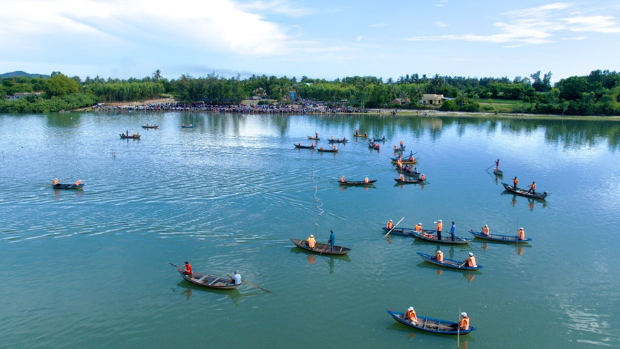 Hội đua ghe trên đầm An Khê. Ảnh: Ngọc Hàn