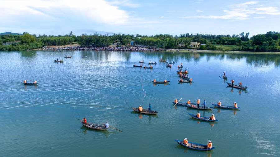 Hội đua ghe trên đầm An Khê. Ảnh: Ngọc Hàn