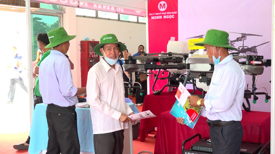 Người dân tham quan khu trưng bày máy móc thiết bị nông nghiệp. Ảnh: Báo Lao Động