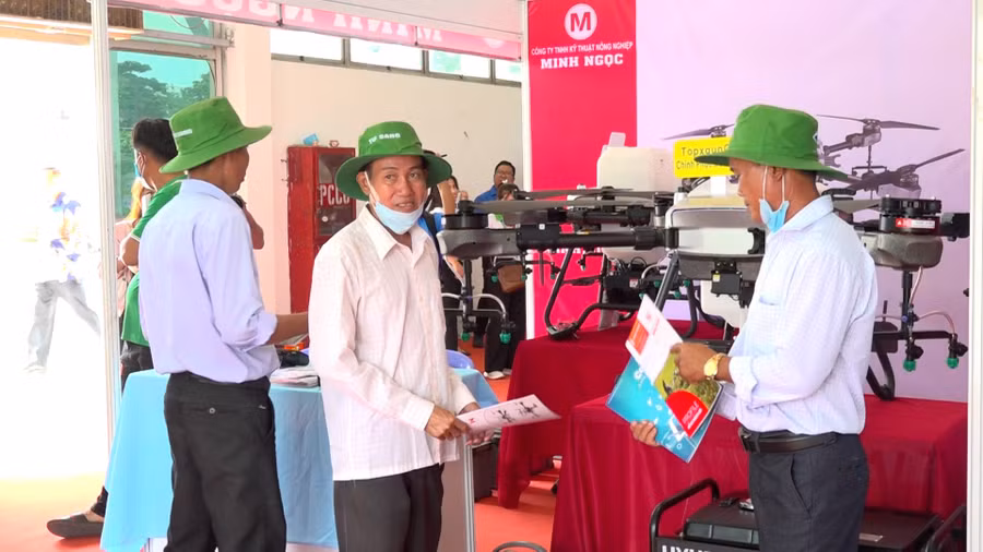 Người dân tham quan khu trưng bày máy móc thiết bị nông nghiệp. Ảnh: Báo Lao Động