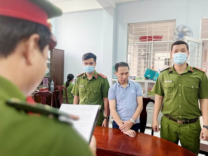 Công an thực hiện lệnh bắt tạm giam Tú. Ảnh CAAG  Công an thực hiện lệnh bắt tạm giam Tú. Ảnh CAAG