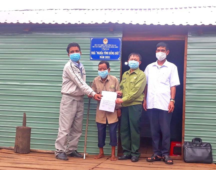 Hội CCB huyện Kông Chro bàn giao nhà “Nghĩa tình đồng đội” cho hội viên ở xã Đak Kơ Ning. Ảnh: Ngọc Minh