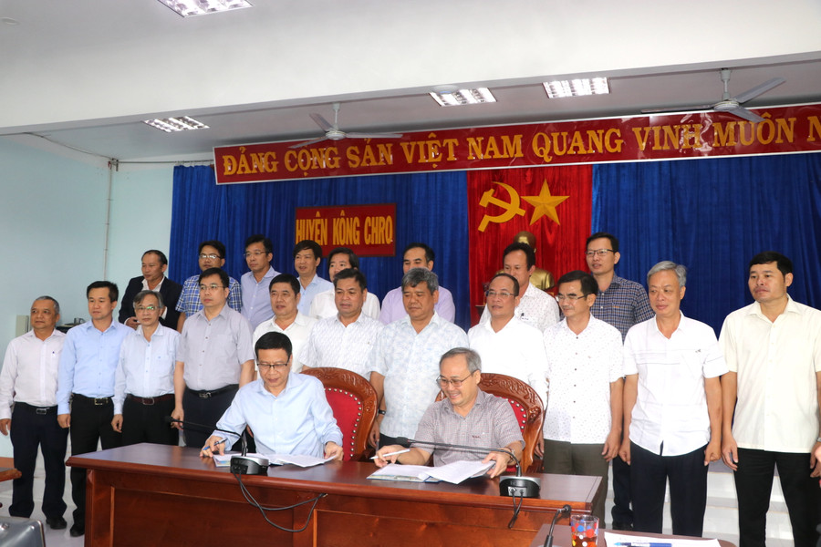 Bộ KH-CN và huyện Kông Chro đã tiến hành ký kết chương trình kết nối tăng cường sự lãnh đạo của Đảng đối với công tác giảm nghèo bền vững đến năm 2030. Ảnh: Ngọc Minh