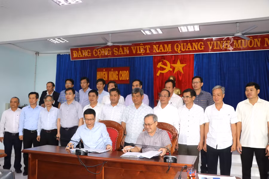 Bộ KH-CN và huyện Kông Chro đã tiến hành ký kết chương trình kết nối tăng cường sự lãnh đạo của Đảng đối với công tác giảm nghèo bền vững đến năm 2030. Ảnh: Ngọc Minh