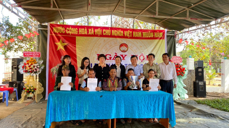 Đại diện bà con làng Nú ký kết giao ước thi đua năm 2023. Ảnh: Sơn Ca.