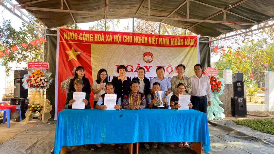 Đại diện bà con làng Nú ký kết giao ước thi đua năm 2023. Ảnh: Sơn Ca.