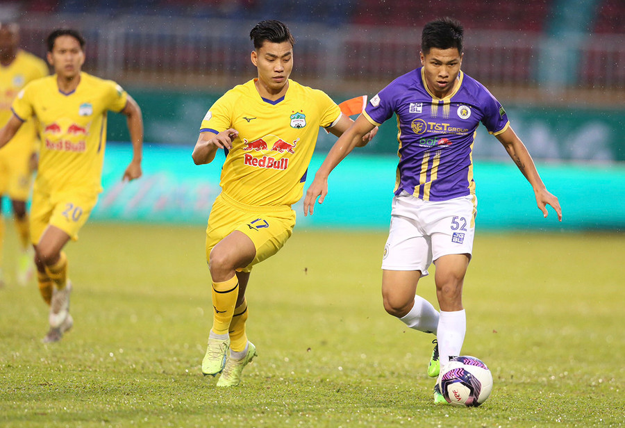 Hà Nội FC (phải) đã không thể giành chiến thắng dù đã dẫn trước. Ảnh: Văn Ngọc