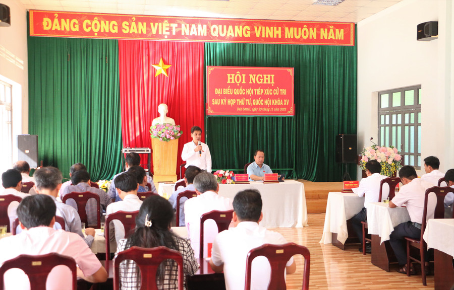 Quang cảnh buổi tiếp xúc cử tri tại xã Đak Sơmei. Ảnh: Quang Tấn