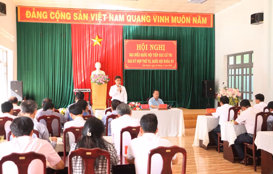 Quang cảnh buổi tiếp xúc cử tri tại xã Đak Sơmei. Ảnh: Quang Tấn