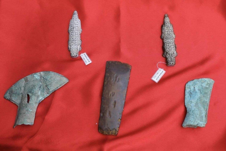 Một số loại rìu và tượng cá sấu. Tiến sĩ Phạm Quốc Quân cho biết ở thời kỳ Đông Sơn, kỹ thuật đúc đồng đạt tới trình độ hoàn mỹ. Ảnh: Minh Quyết Một số loại rìu và tượng cá sấu. Tiến sĩ Phạm Quốc Quân cho biết ở thời kỳ Đông Sơn, kỹ thuật đúc đồng đạt tới trình độ hoàn mỹ. Ảnh: Minh Quyết