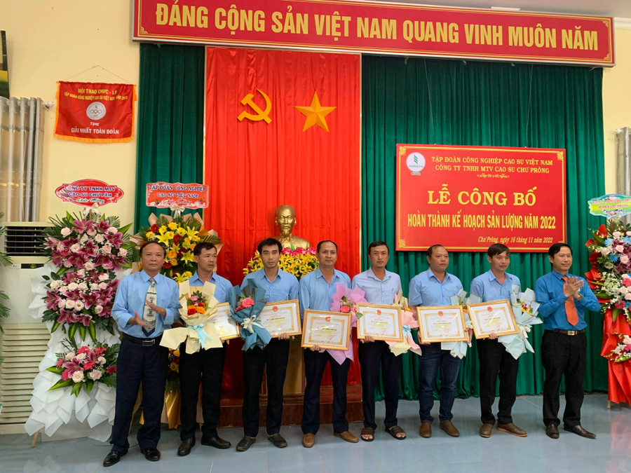 Tặng giấy khen và phần thưởng của Tổng Giám đốc Công ty cho các đội sản xuất vì đã có thành tích xuất sắc vượt sản lượng năm 2022. Ảnh: Nhật Hào Tặng giấy khen và phần thưởng của Tổng Giám đốc Công ty cho các đội sản xuất vì đã có thành tích xuất sắc vượt sản lượng năm 2022. Ảnh: Nhật Hào