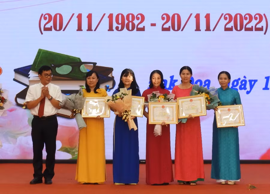 Các cá nhân có thành tích tiêu biểu của ngành Giáo dục và Đào tạo huyện được Chủ tịch UBND huyện tặng giấy khen. Ảnh: Thanh Nhật