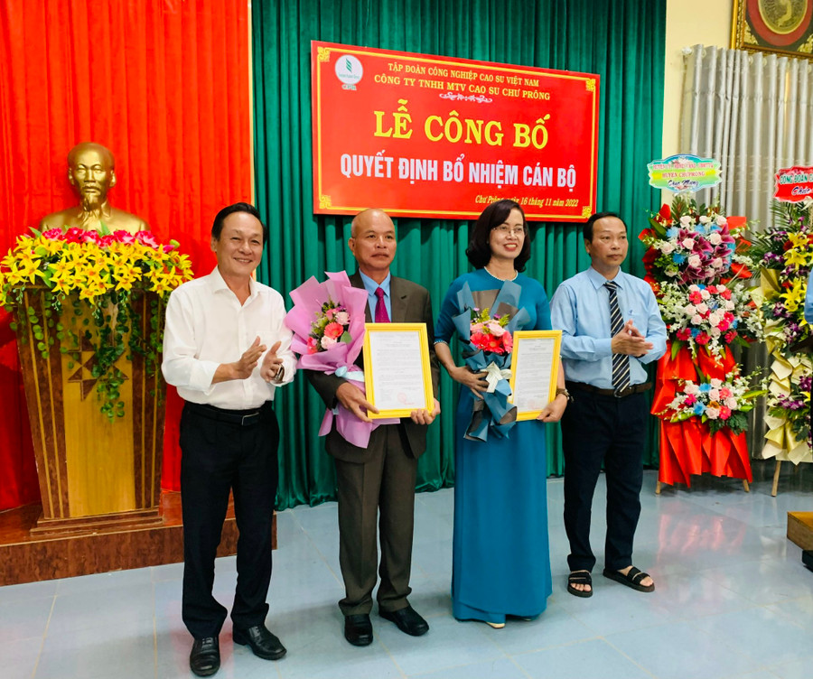 Trao quyết định bổ nhiệm chức Phó Tổng giám đốc Công ty TNHH một thành viên Cao su Chư Prông đối với bà Trần Thị Thanh Thủy và ông Nguyễn Trung Kiên. Ảnh: Nhật Hào Trao quyết định bổ nhiệm chức Phó Tổng giám đốc Công ty TNHH một thành viên cao su Chư Prông đối với bà Trần Thị Thanh Thủy và ông Nguyễn Trung Kiên. Ảnh: Nhật Hào