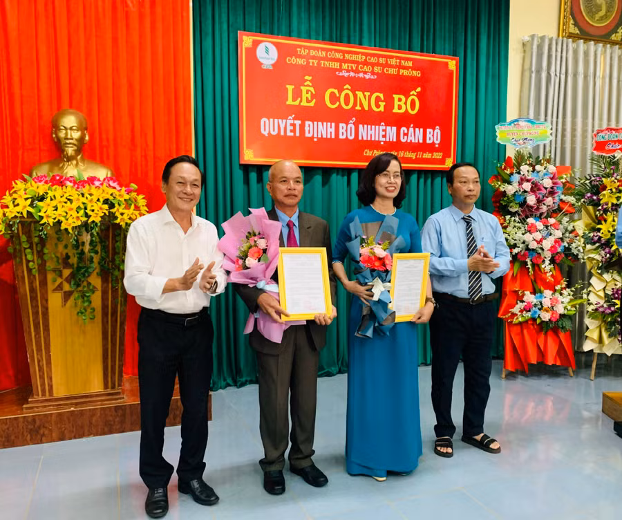 Trao quyết định bổ nhiệm chức Phó Tổng giám đốc Công ty TNHH một thành viên cao su Chư Prông đối với bà Trần Thị Thanh Thủy và ông Nguyễn Trung Kiên. Ảnh: Nhật Hào