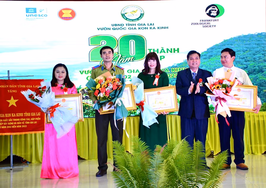 Phó Chủ tịch UBND tỉnh Kpă Thuyên tặng Bằng khen cho các tập thể và cá nhân đã có nhiều đóng góp trong công tác bảo tồn và phát triển đa dạng sinh học rừng trên địa bàn tỉnh