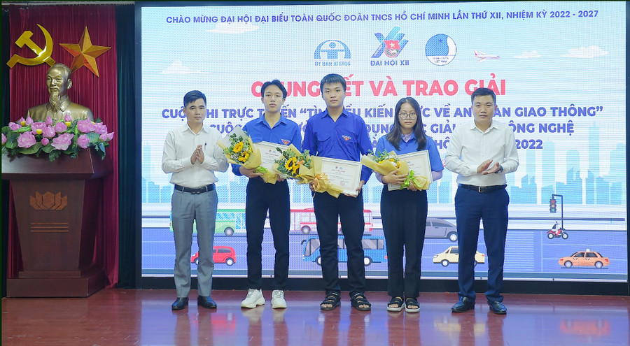 Ban tổ chức trao giải ba cuộc thi Thanh niên với văn hóa giao thông. Ảnh: Xuân Tùng Ban tổ chức trao giải ba cuộc thi Thanh niên với văn hóa giao thông. Ảnh: Xuân Tùng