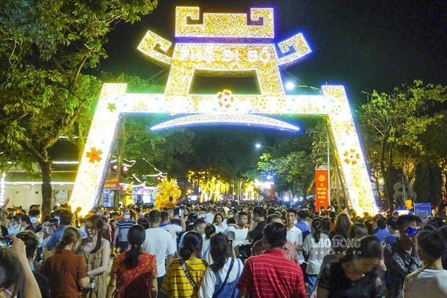 Tuyến phố đi bộ tại thành cổ Sơn Tây.