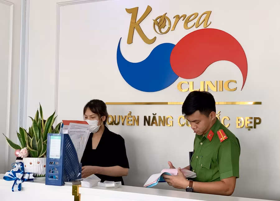 Đoàn kiểm tra tại Viện thẩm mỹ Korea Clinic (địa chỉ 238A Nguyễn Tất Thành, TP. Pleiku). Ảnh: Như Nguyện
