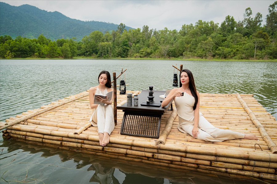 Hoa hậu Tiểu Vy và Á hậu Kim Duyên ngắm vẻ đẹp hoang sơ của núi rừng đại ngàn. Ảnh: Tô Thanh Tân-Ngô Xuân Phú