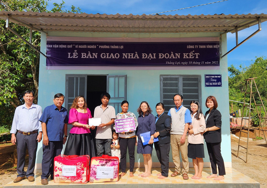  Đại diện nhà tài trợ bàn giao nhà Đại đoàn kết cho gia đình ông Toan. Ảnh: Lê Đại