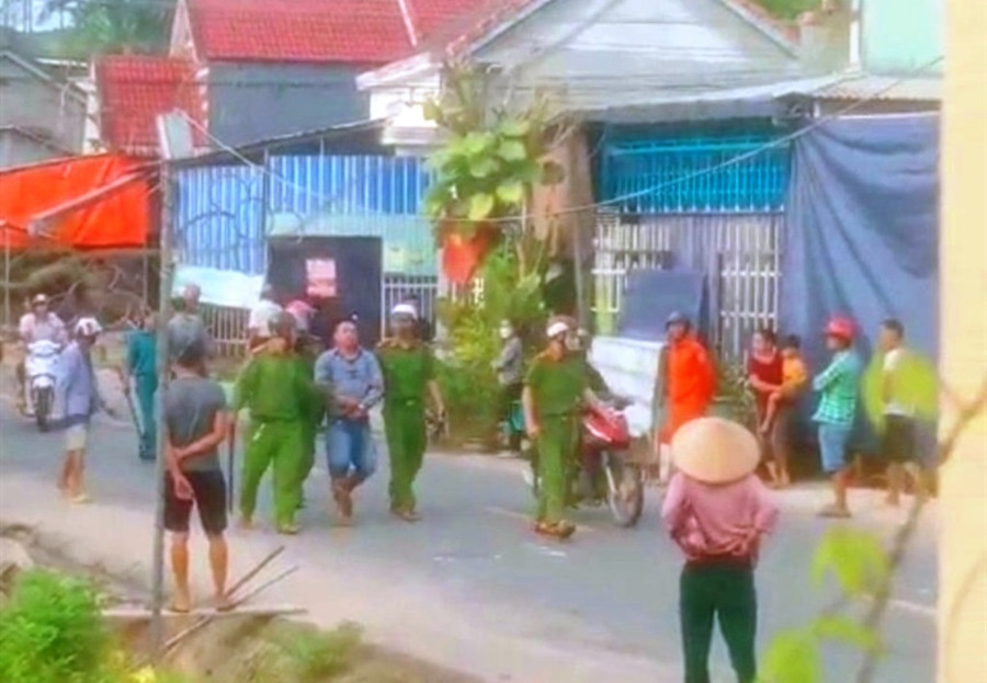 Lực lượng công an khống chế Nguyễn Thanh Long. Ảnh: C.X