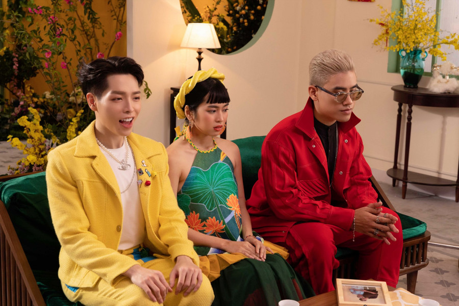 Anh từng là sinh viên khoa kiến trúc Trường Đại học Xây dựng vào năm 2014 và sau khi quyết định Nam tiến, theo học khoa Mỹ thuật công nghiệp ở Trường Đại học Văn Lang, sau đó tạm dừng và bảo lưu kết quả học tập để bước vào sự nghiệp âm nhạc.