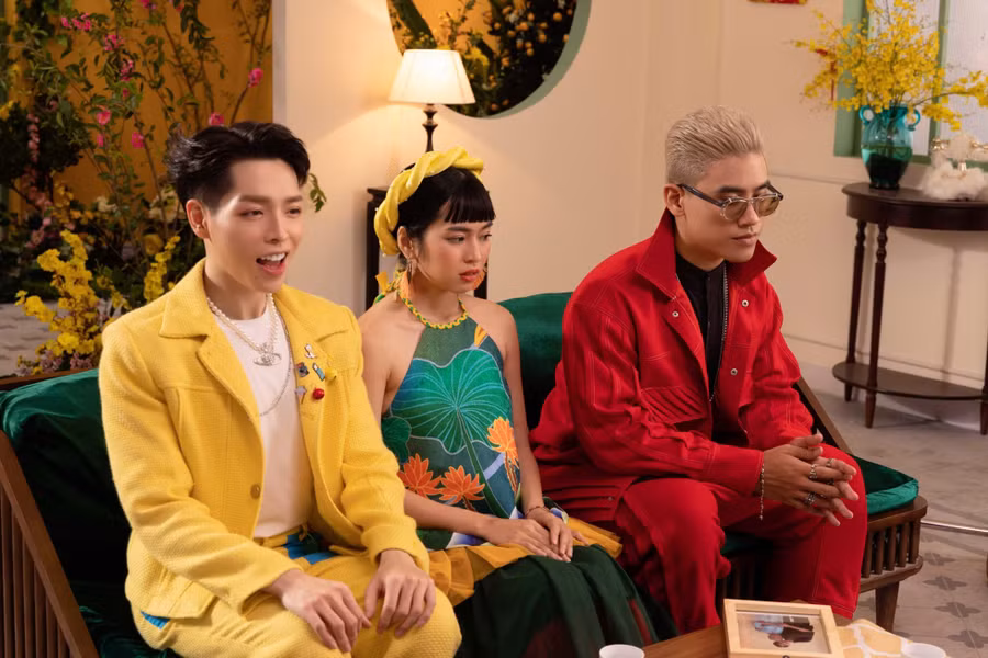 Anh từng là sinh viên khoa kiến trúc Trường Đại học Xây dựng vào năm 2014 và sau khi quyết định Nam tiến, theo học khoa Mỹ thuật công nghiệp ở Trường Đại học Văn Lang, sau đó tạm dừng và bảo lưu kết quả học tập để bước vào sự nghiệp âm nhạc.