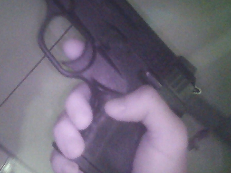 Thái cầm khẩu súng ra chào mời Thái cầm khẩu súng ra chào mời