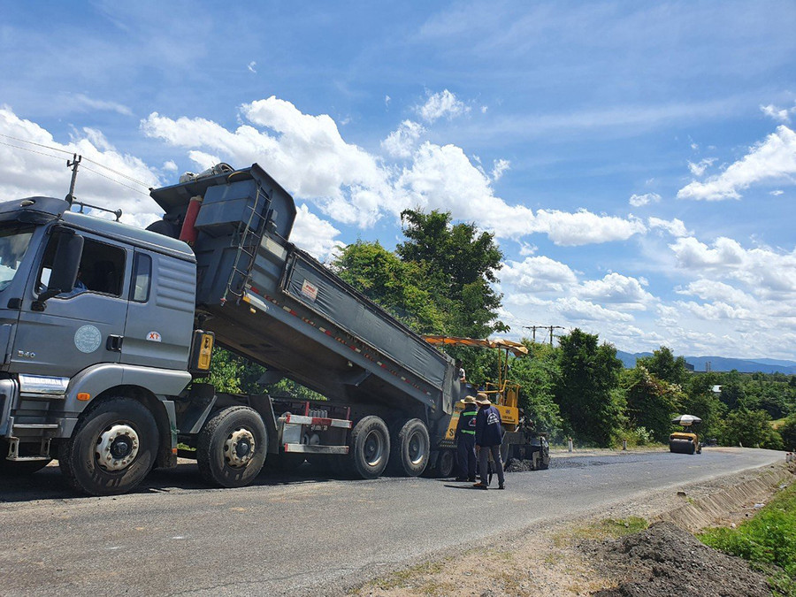 Bảo trì mặt đường trên tuyến quốc lộ 25. Ảnh: Lê Anh Bảo trì mặt đường trên tuyến quốc lộ 25. Ảnh: L.A