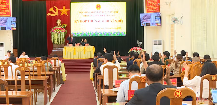 Đại biểu HĐND huyện Ia Grai biểu quyết thông qua 9 dự thảo NQ tại kỳ họp thứ VI. Ảnh: Phương Lộc