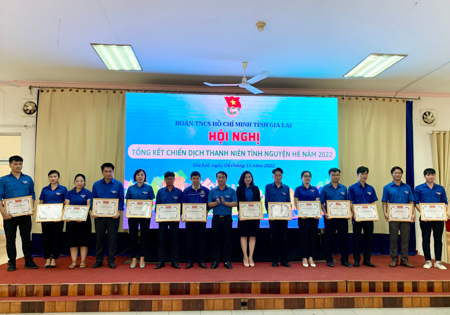 Phó Bí thư Tỉnh Đoàn Đỗ Duy Nam tặng bằng khen cho 14 tập thể thực hiện tốt Chương trình Tư vấn- Tiếp sức mùa thi. Ảnh: Như Nguyện Phó Bí thư Tỉnh đoàn Đỗ Duy Nam tặng bằng khen cho 14 tập thể thực hiện tốt Chương trình Tư vấn- Tiếp sức mùa thi. Ảnh: Như Nguyện