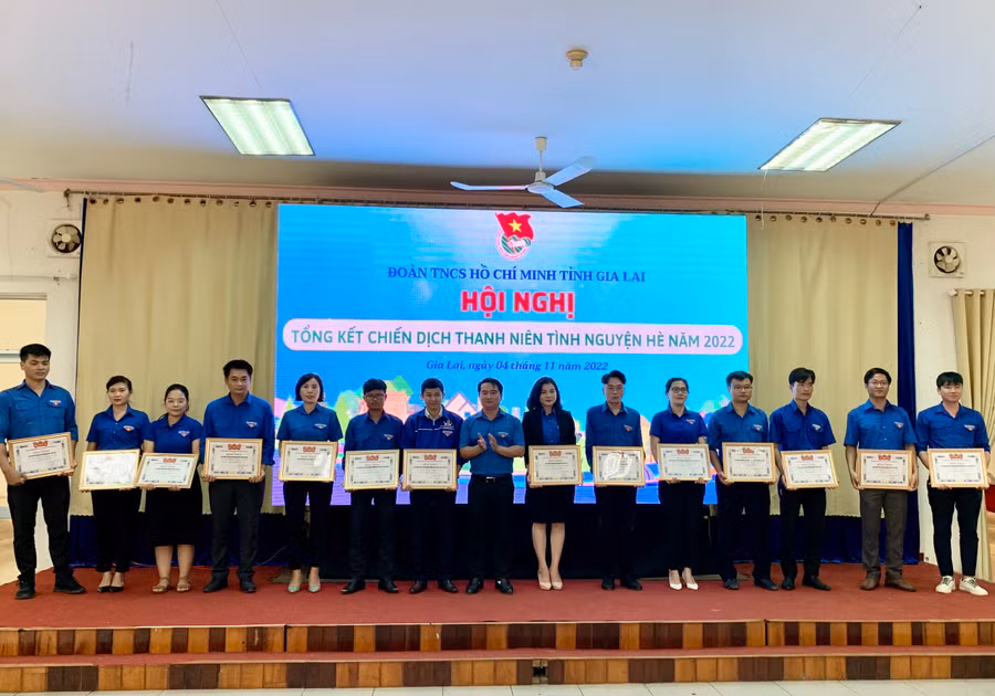 Phó Bí thư Tỉnh đoàn Đỗ Duy Nam tặng bằng khen cho 14 tập thể thực hiện tốt Chương trình Tư vấn- Tiếp sức mùa thi. Ảnh: Như Nguyện