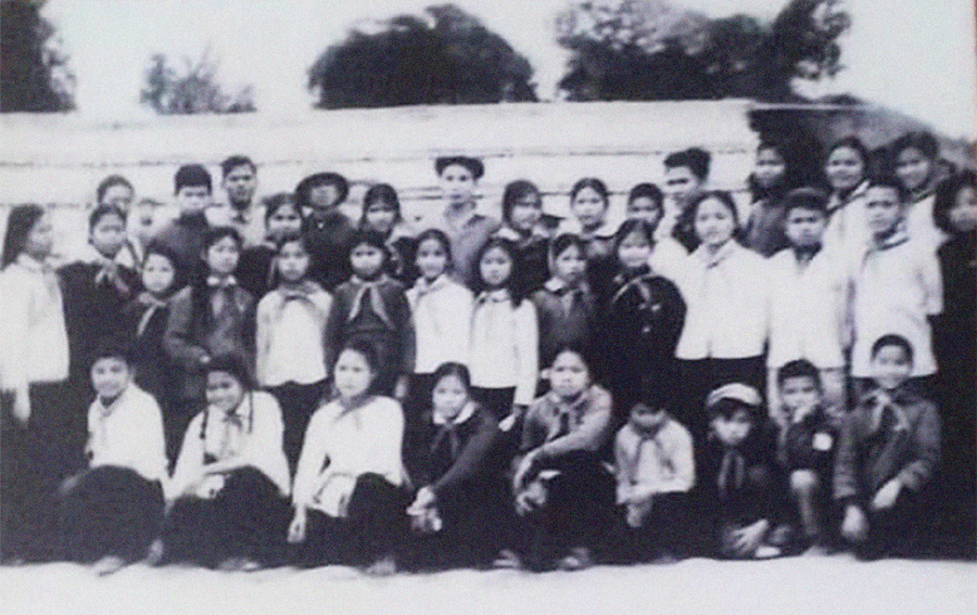 Một số bạn đội thiếu niên hệ cấp II chụp ảnh với thầy Nguyễn Trọng Bí-Hiệu trưởng ở bản Đồng Liều, xã Chi Lăng cuối năm 1966. Ảnh: Ksor Phước Một số bạn đội thiếu niên hệ cấp II chụp ảnh với thầy Nguyễn Trọng Bí Hệ trưởng ở Bản Đồng Liều, xã Chi Lăng cuối năm 1966.