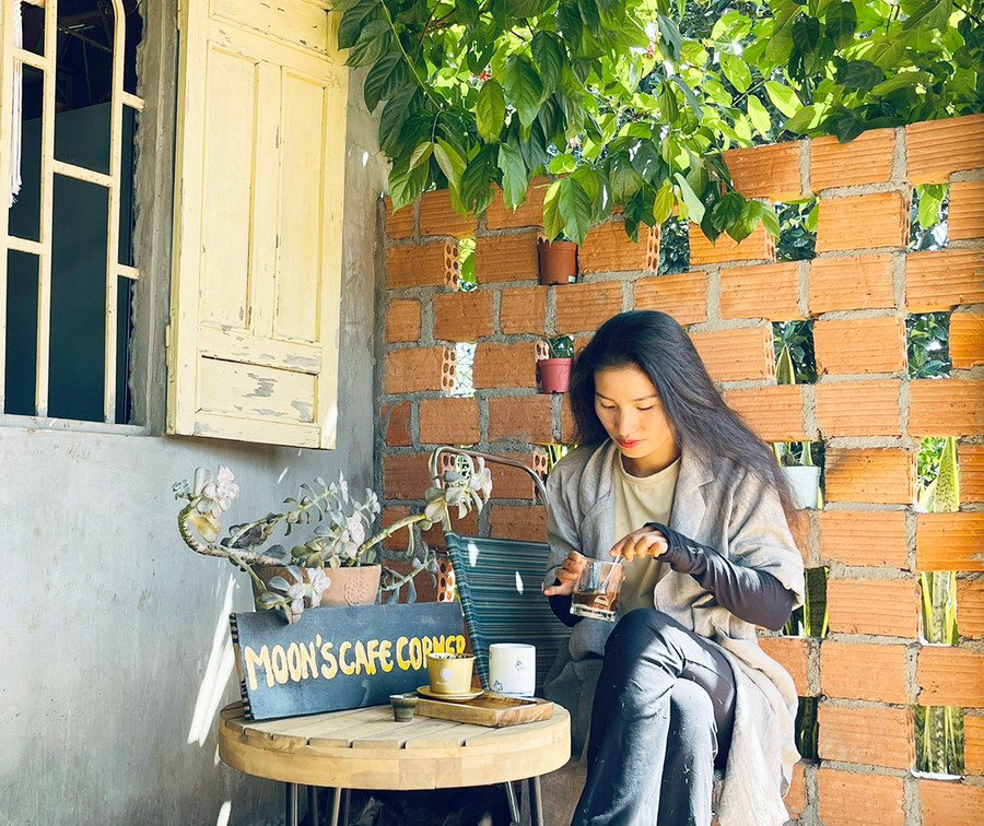 Thưởng thức một ly cà phê phố núi trong buổi sáng giao mùa. Ảnh Mai Ka