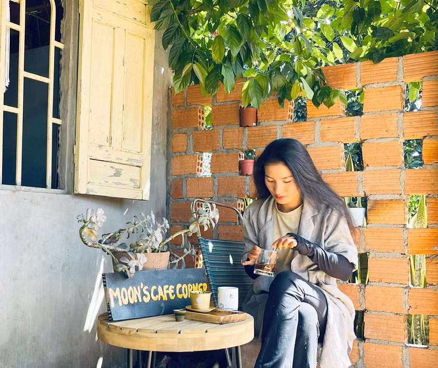 Thưởng thức một ly cà phê phố núi trong buổi sáng giao mùa. Ảnh Mai Ka
